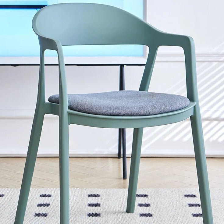 Moderner Esszimmerstuhl im minimalistischen Stil