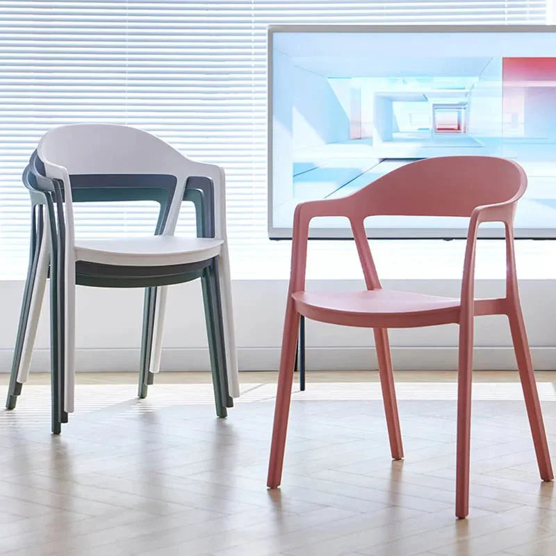Moderner Esszimmerstuhl im minimalistischen Stil