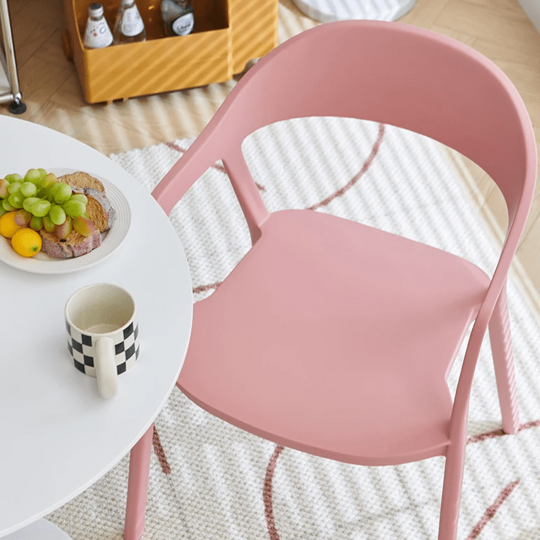 Moderner Esszimmerstuhl im minimalistischen Stil