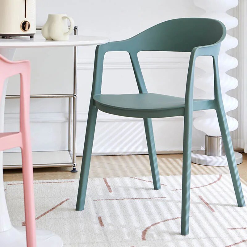 Moderner Esszimmerstuhl im minimalistischen Stil