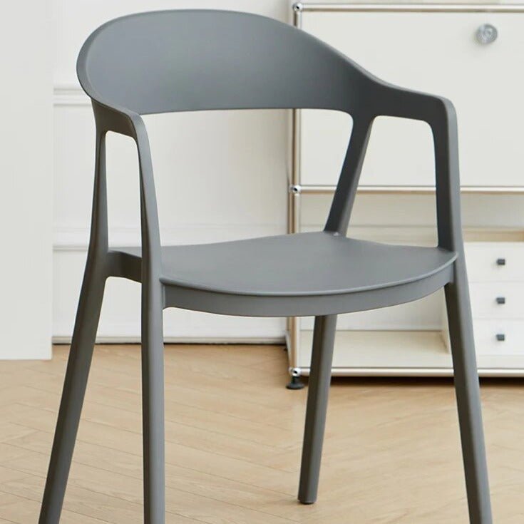 Moderner Esszimmerstuhl im minimalistischen Stil