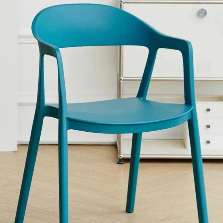 Moderner Esszimmerstuhl im minimalistischen Stil