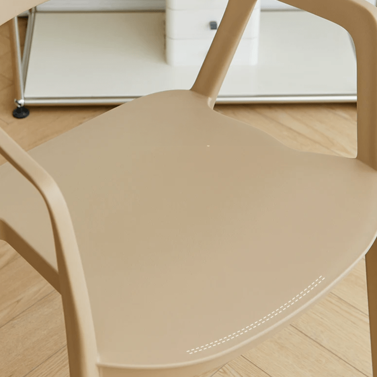 Moderner Esszimmerstuhl im minimalistischen Stil