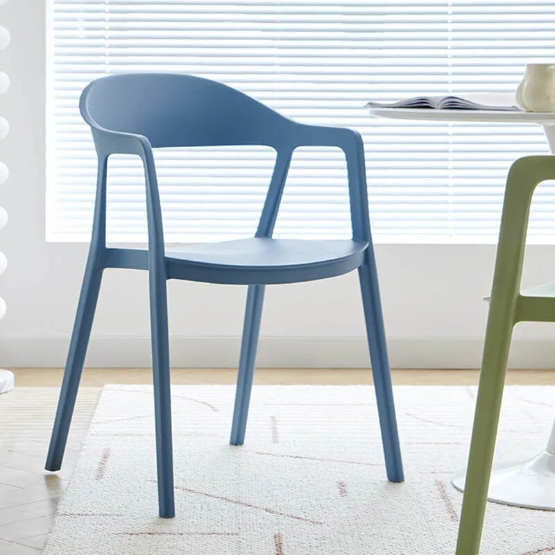 Moderner Esszimmerstuhl im minimalistischen Stil