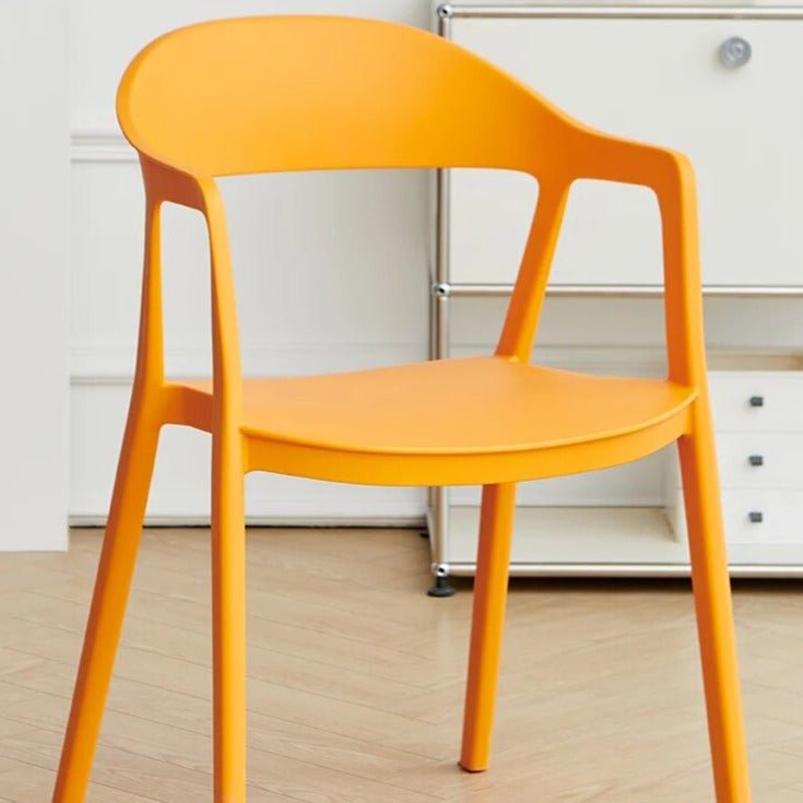 Moderner Esszimmerstuhl im minimalistischen Stil