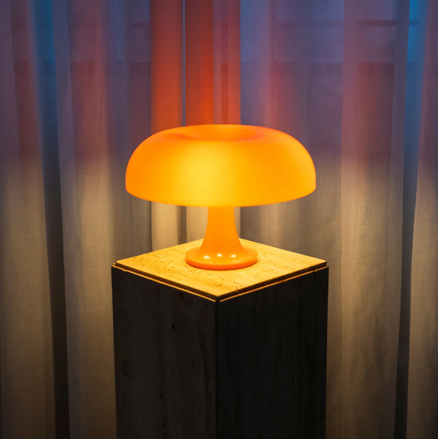 Garduru Tischlampe – Ikonisches Design und Warme Atmosphäre