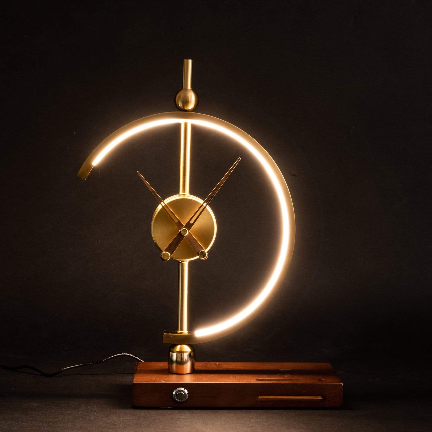 Moderne Uhr Lampe mit Kabellosem Ladegerät - Elegantes Design aus Holz und Metall