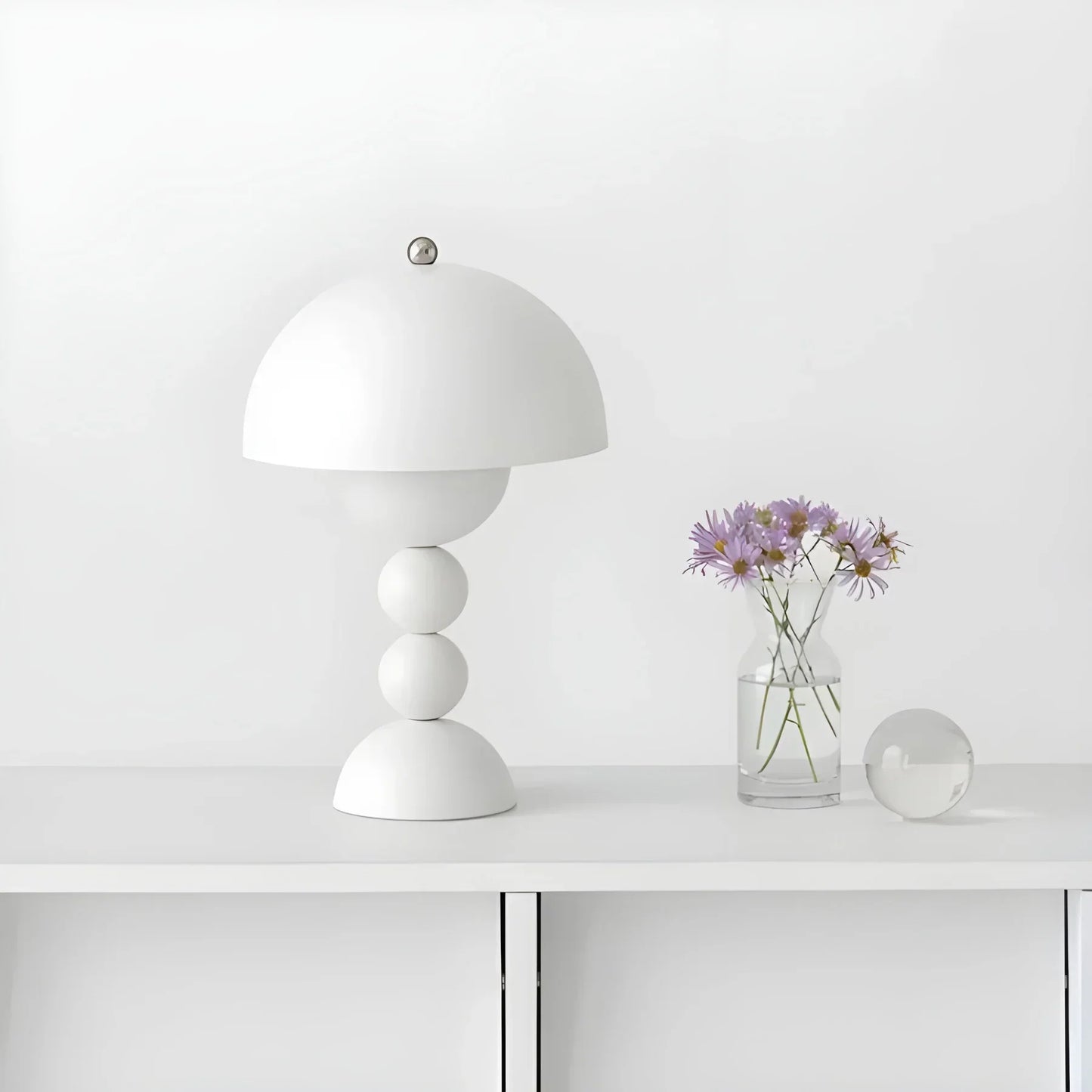 Moderne geometrische Tischlampe - Stilvolles skandinavisches Design mit buntem Fuß