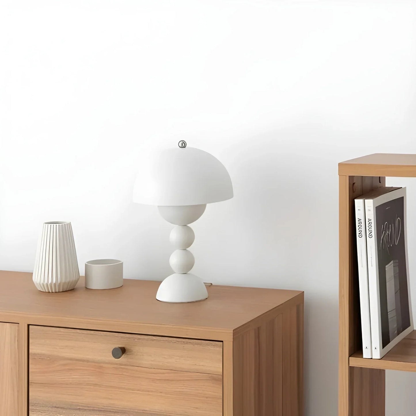 Moderne geometrische Tischlampe - Stilvolles skandinavisches Design mit buntem Fuß