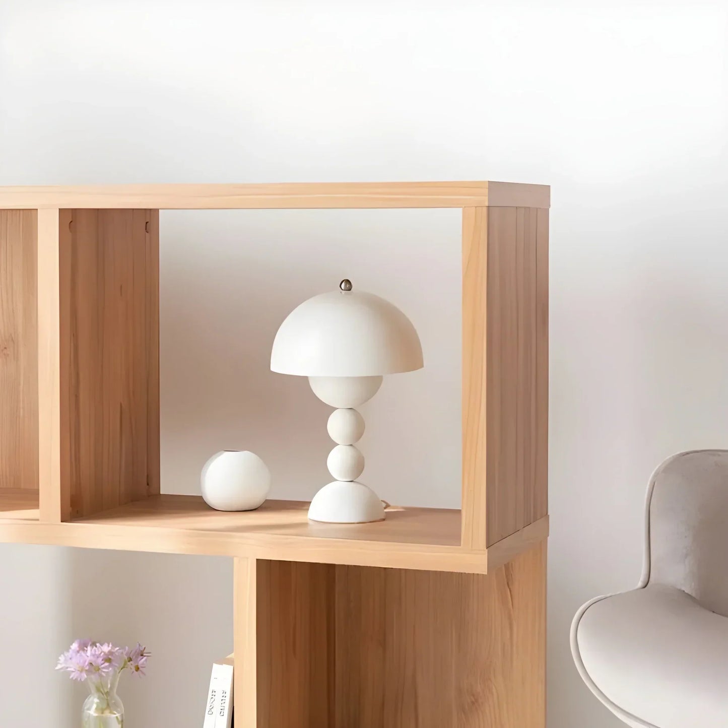 Moderne geometrische Tischlampe - Stilvolles skandinavisches Design mit buntem Fuß