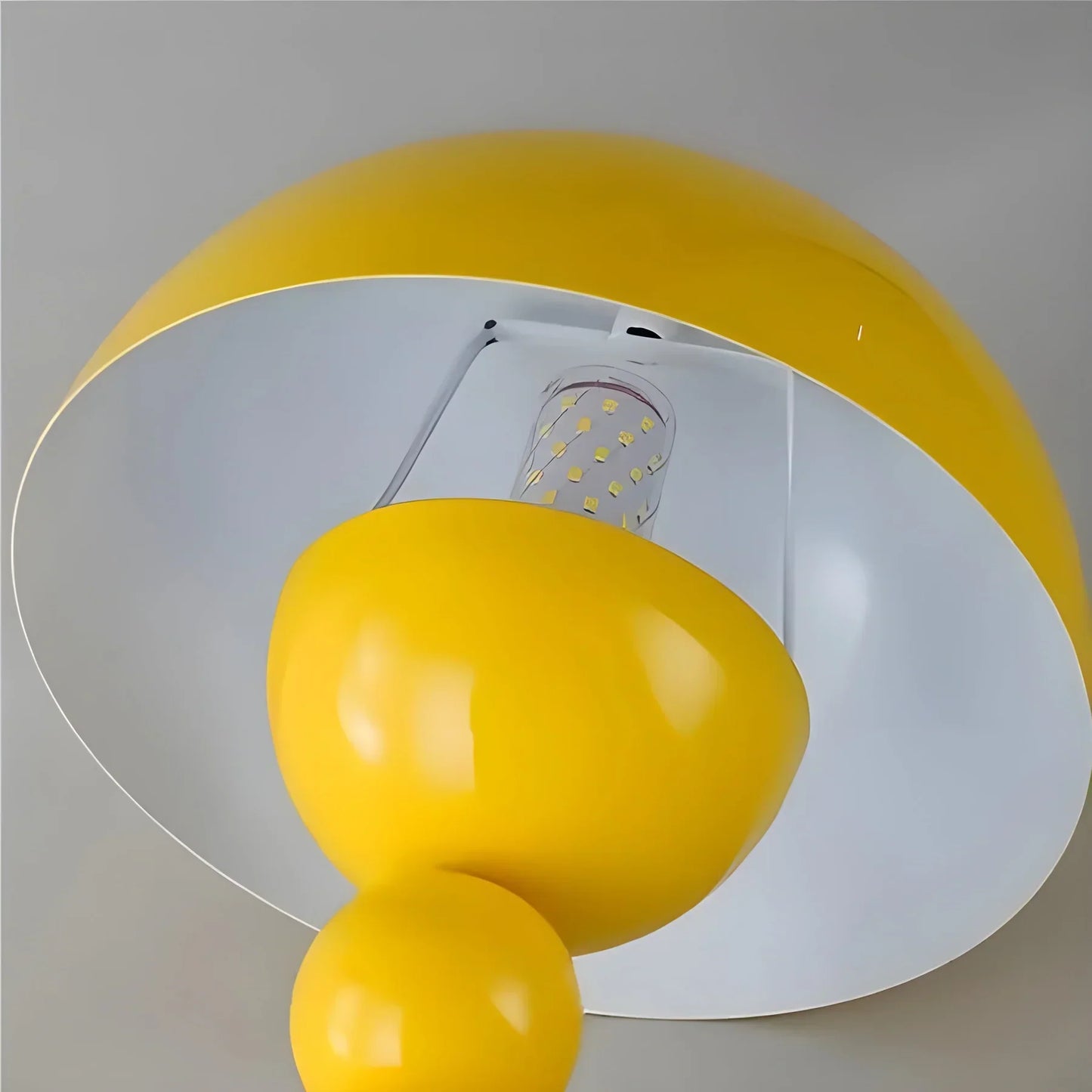 Moderne geometrische Tischlampe - Stilvolles skandinavisches Design mit buntem Fuß