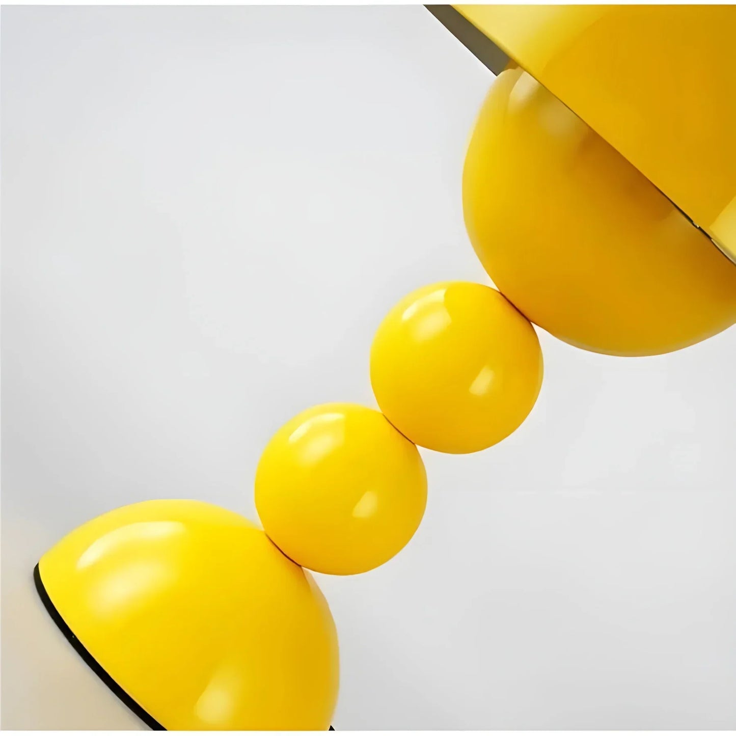 Moderne geometrische Tischlampe - Stilvolles skandinavisches Design mit buntem Fuß