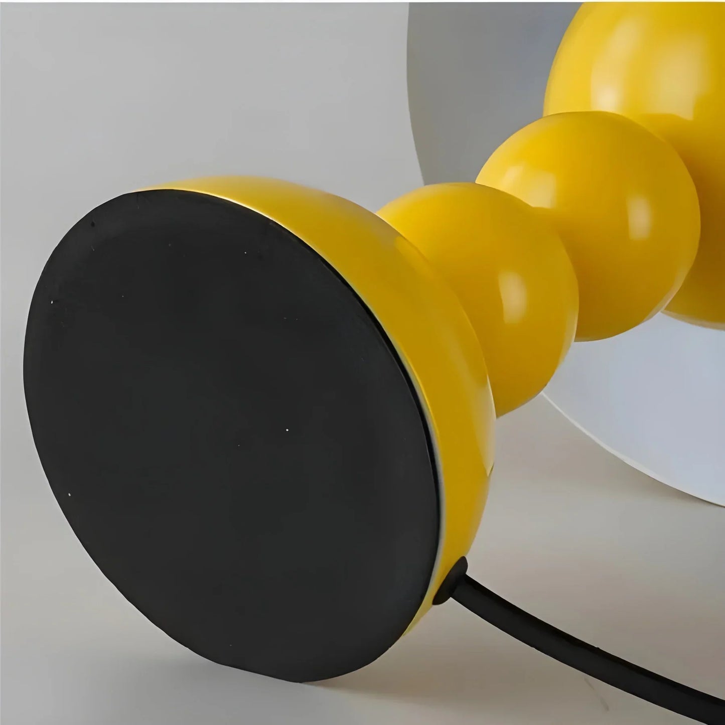 Moderne geometrische Tischlampe - Stilvolles skandinavisches Design mit buntem Fuß