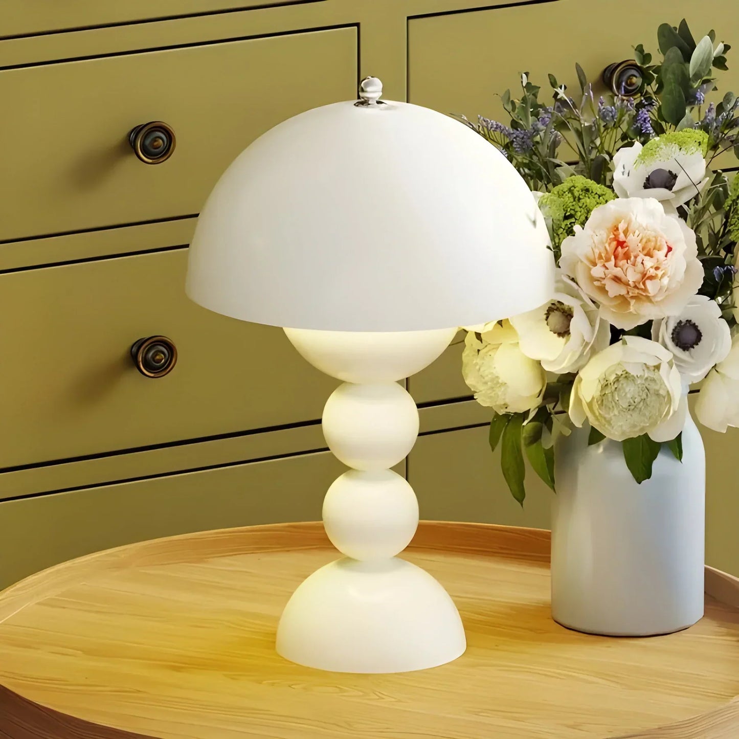 Moderne geometrische Tischlampe - Stilvolles skandinavisches Design mit buntem Fuß