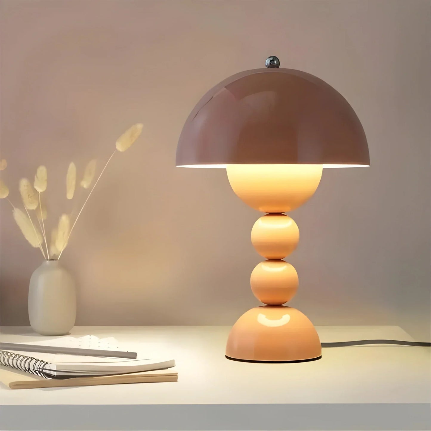Moderne geometrische Tischlampe - Stilvolles skandinavisches Design mit buntem Fuß