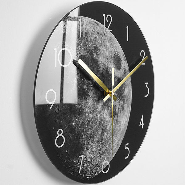 Moderne Wanduhr aus Glas