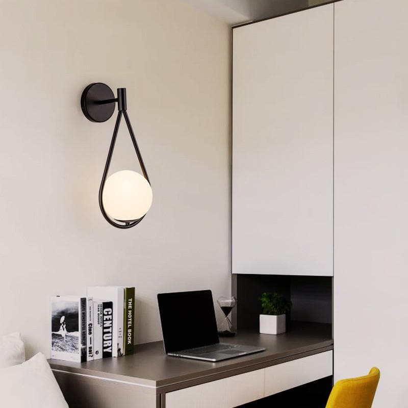 RoyaleGlow Elegante Metallrahmen Glas Ball Wandleuchte - Moderne Wohnbeleuchtung