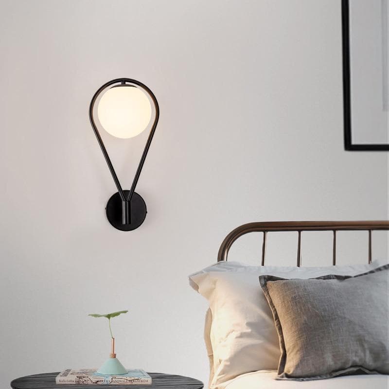 RoyaleGlow Elegante Metallrahmen Glas Ball Wandleuchte - Moderne Wohnbeleuchtung