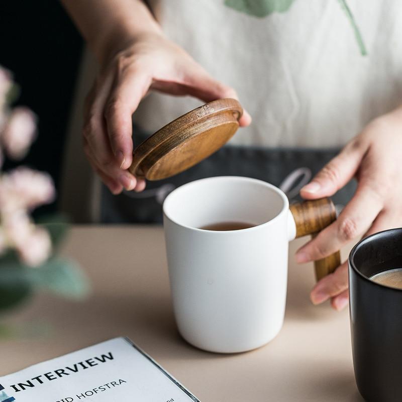 Nordischer Kaffeebecher mit Holzgriff und Deckel