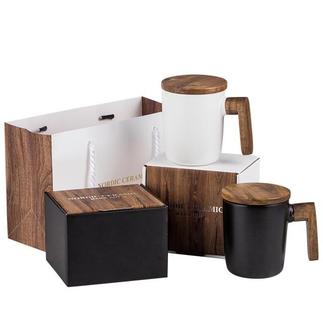 Nordischer Kaffeebecher mit Holzgriff und Deckel