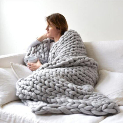 Royaleva Chunky Strickdecke – Handgefertigte Gemütlichkeit für alle Jahreszeiten