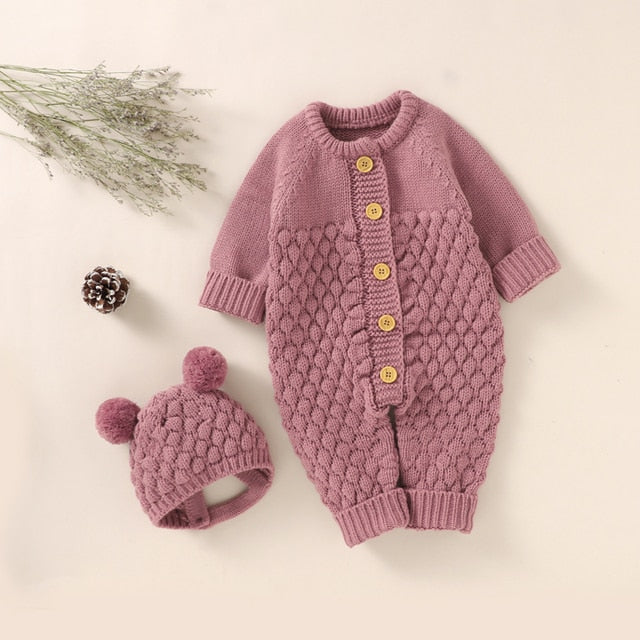 Gestrickter Baby-Strampler mit Strickmütze