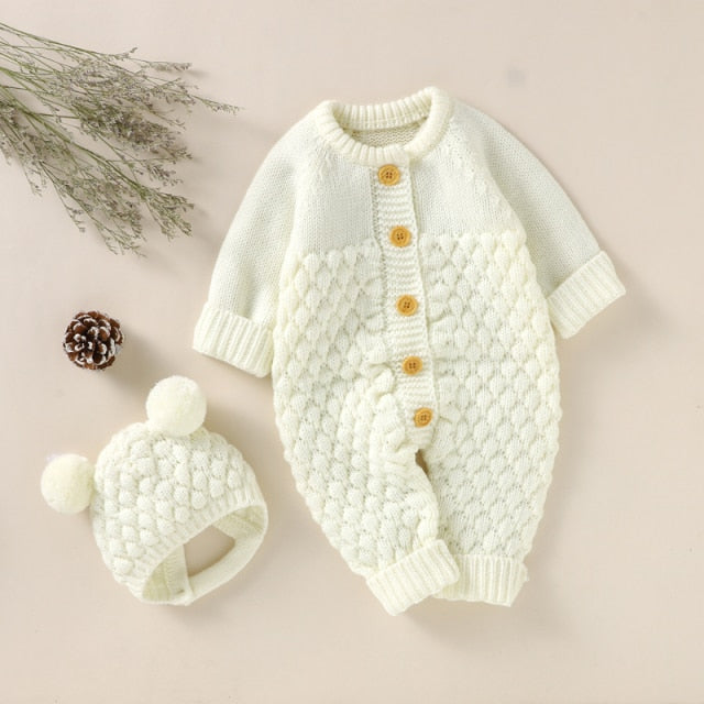 Gestrickter Baby-Strampler mit Strickmütze