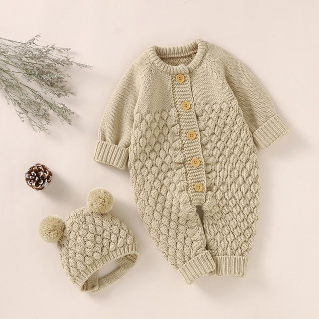 Gestrickter Baby-Strampler mit Strickmütze