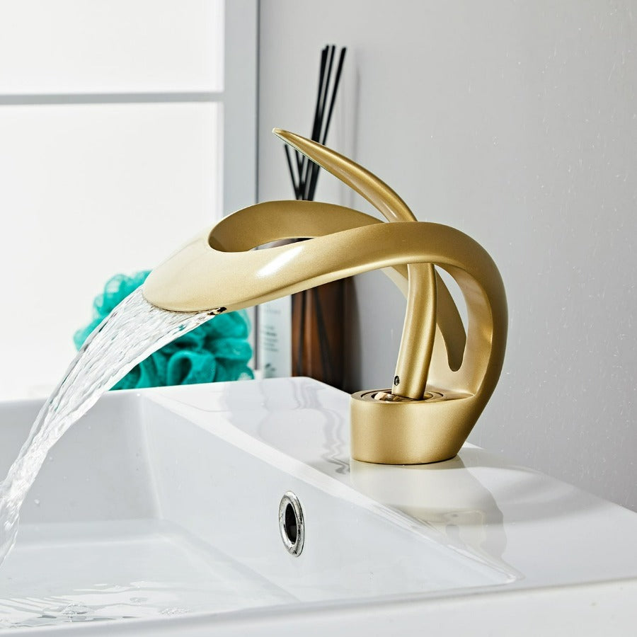Badezimmer Wasserhahn mit modernem Wasserfallauslauf