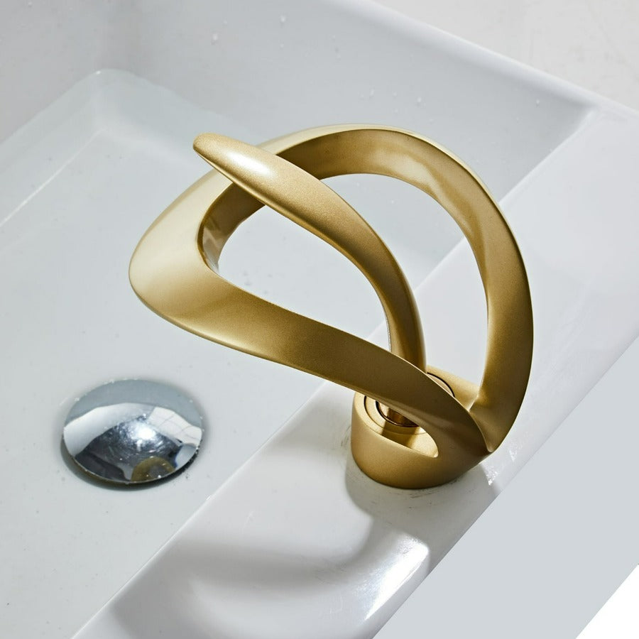 Badezimmer Wasserhahn mit modernem Wasserfallauslauf