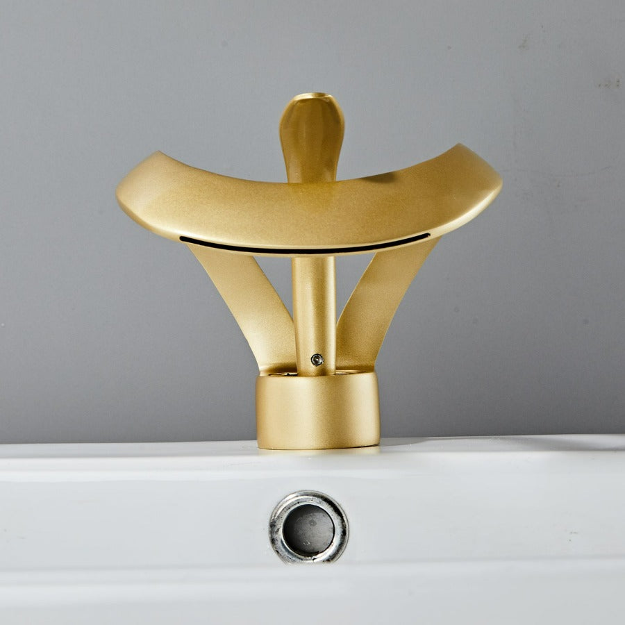 Badezimmer Wasserhahn mit modernem Wasserfallauslauf