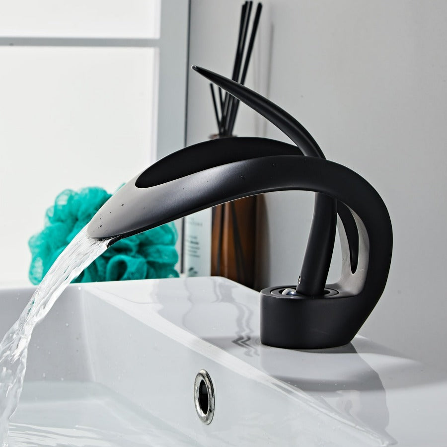 Badezimmer Wasserhahn mit modernem Wasserfallauslauf