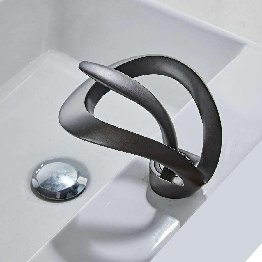 Badezimmer Wasserhahn mit modernem Wasserfallauslauf