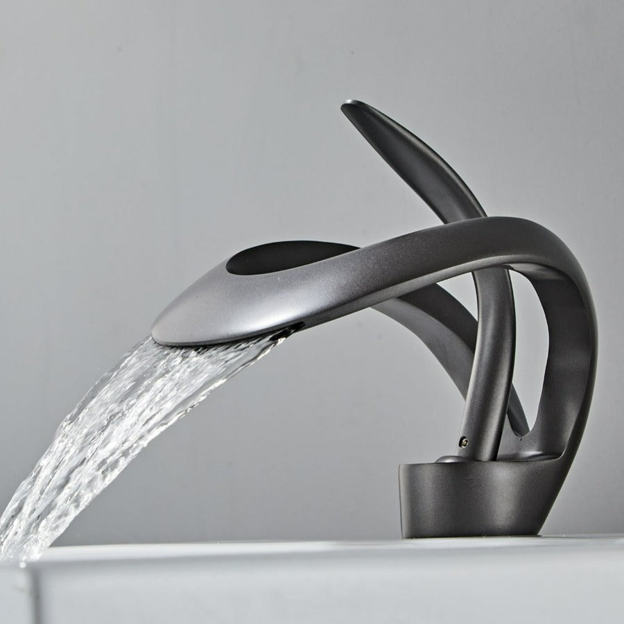 Badezimmer Wasserhahn mit modernem Wasserfallauslauf