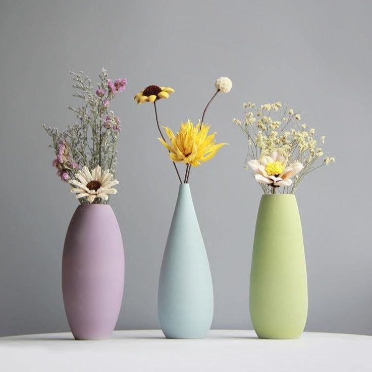 Zarte farbige keramische Blumenvasen