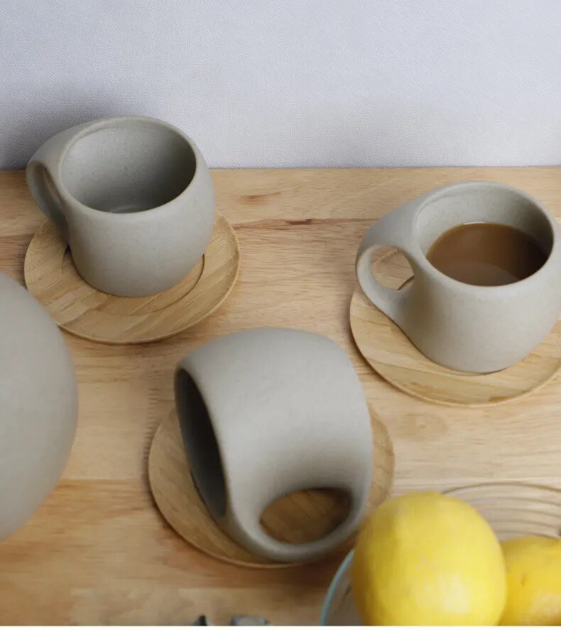 Kaffeetasse und Untertasse im Retro-Stil aus Keramik-Steinzeug