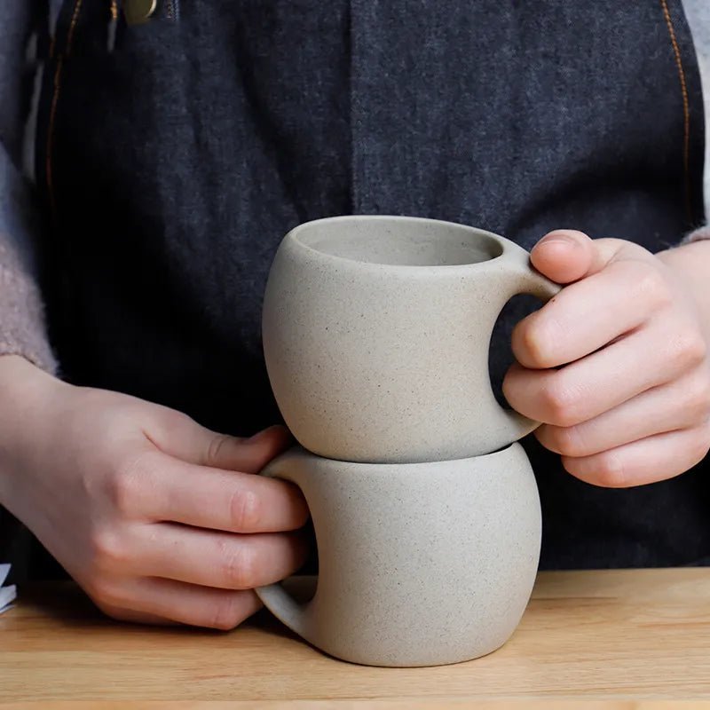 Kaffeetasse und Untertasse im Retro-Stil aus Keramik-Steinzeug