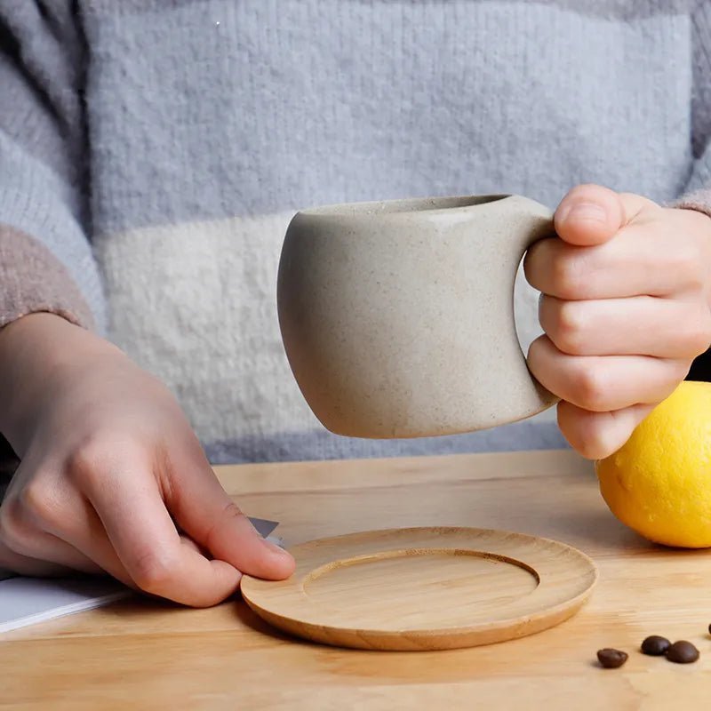 Kaffeetasse und Untertasse im Retro-Stil aus Keramik-Steinzeug