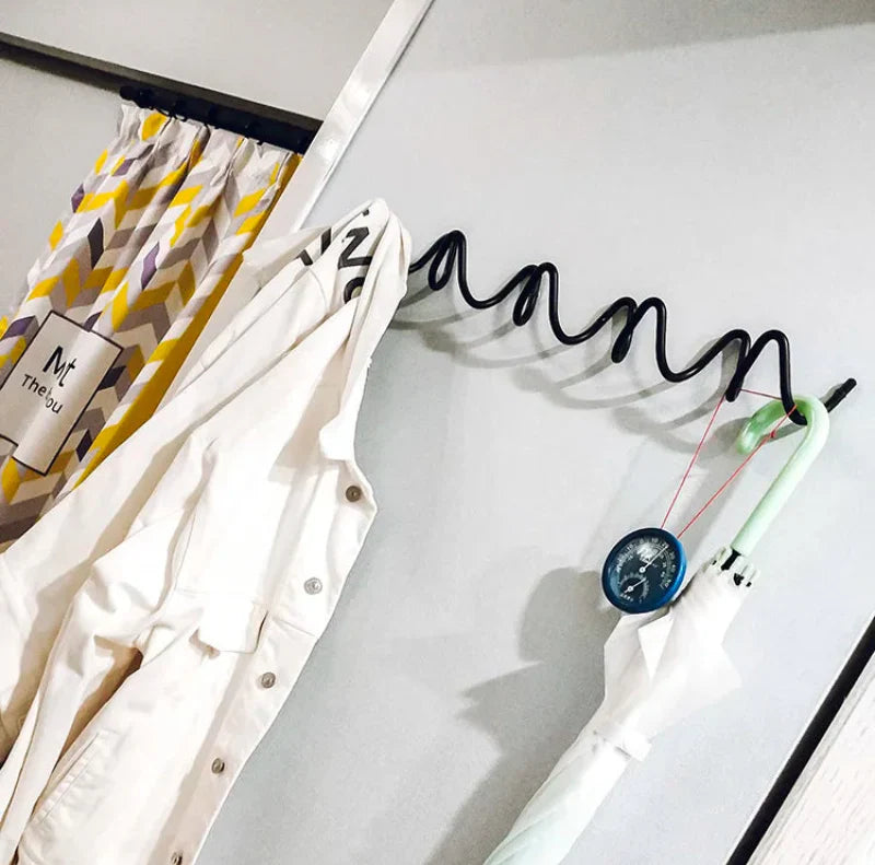LineaLoop – Moderner Metall-Wandmantelständer mit elegantem Design