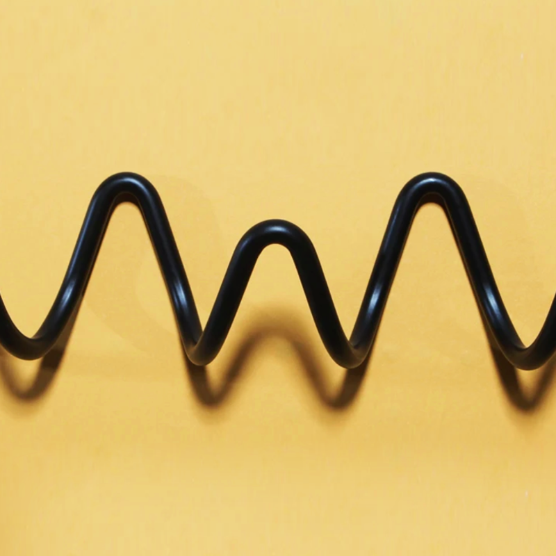 LineaLoop – Moderner Metall-Wandmantelständer mit elegantem Design