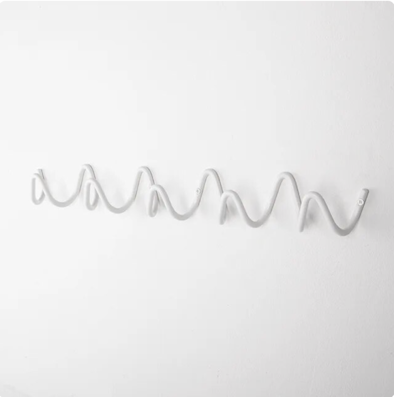 LineaLoop – Moderner Metall-Wandmantelständer mit elegantem Design