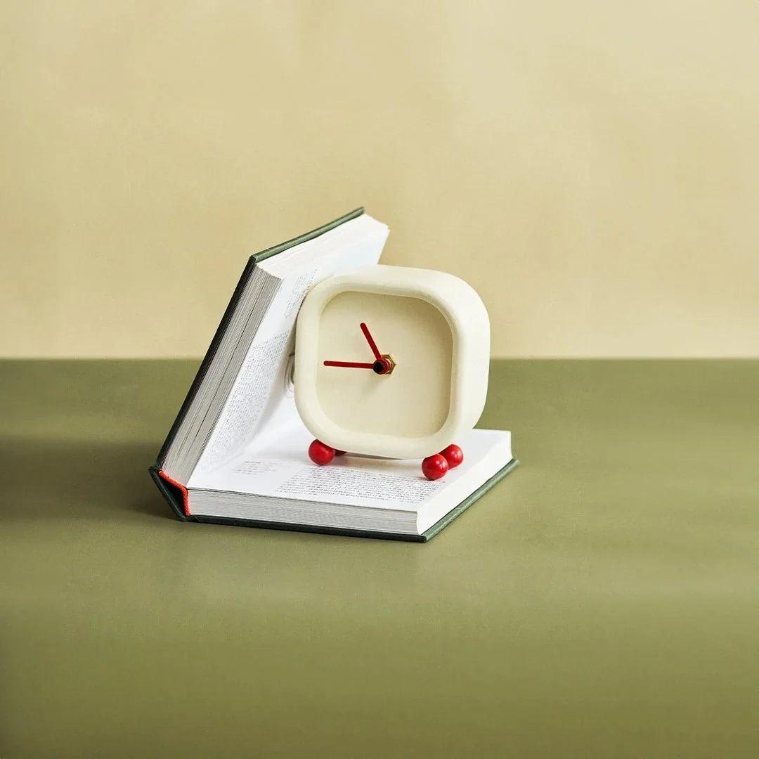 Kleiner Minimalistischer Creme Desktop Wecker