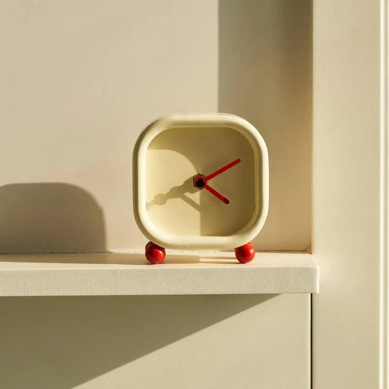 Kleiner Minimalistischer Creme Desktop Wecker