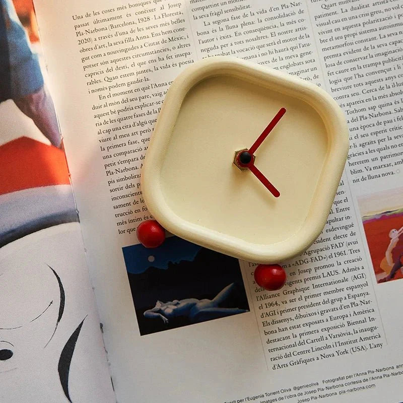 Kleiner Minimalistischer Creme Desktop Wecker
