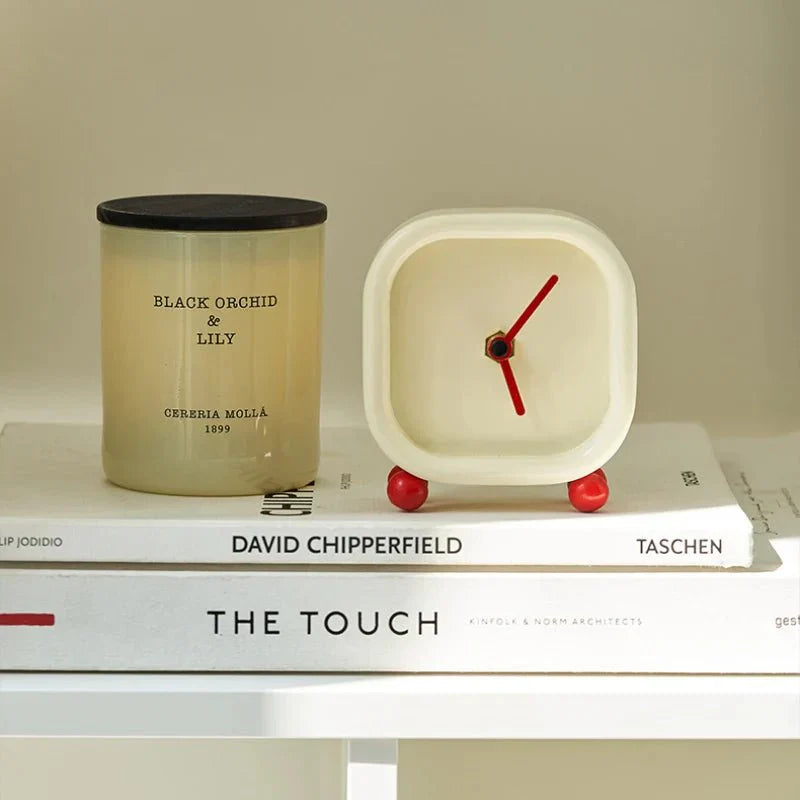 Kleiner Minimalistischer Creme Desktop Wecker