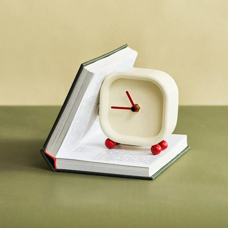 Kleiner Minimalistischer Creme Desktop Wecker