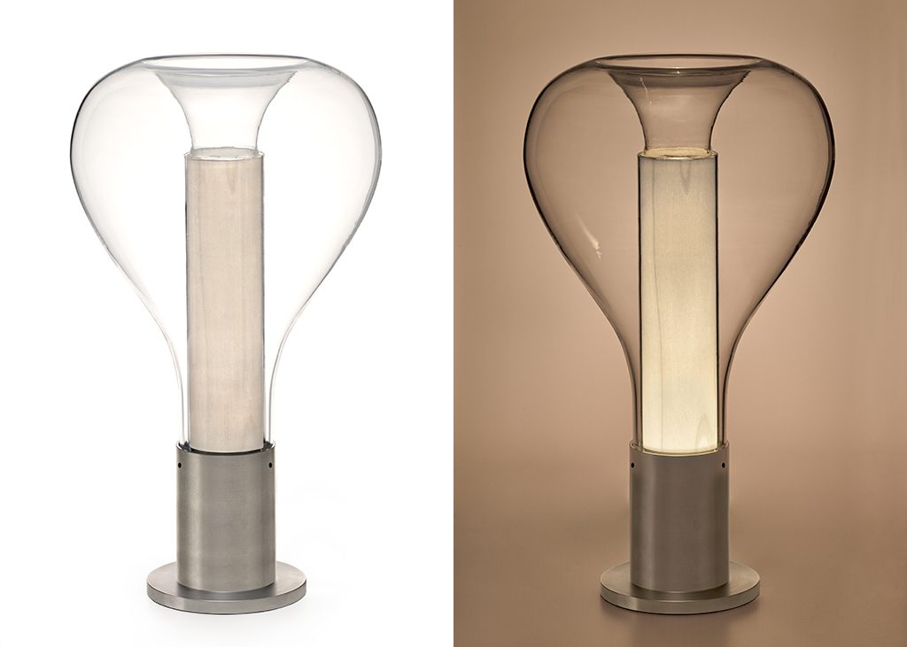 Elegante Tischlampe mit Holzfuß und Glaskuppel