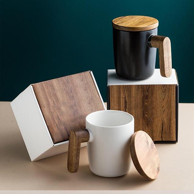 Nordischer Kaffeebecher mit Holzgriff und Deckel