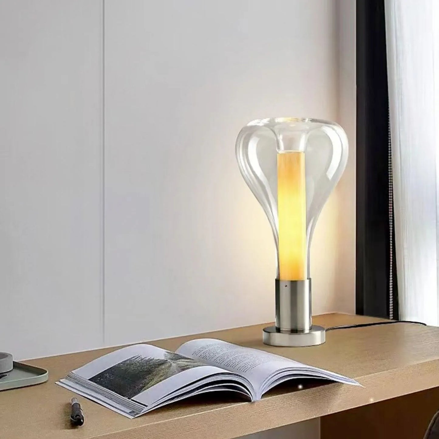 Elegante Tischlampe mit Holzfuß und Glaskuppel
