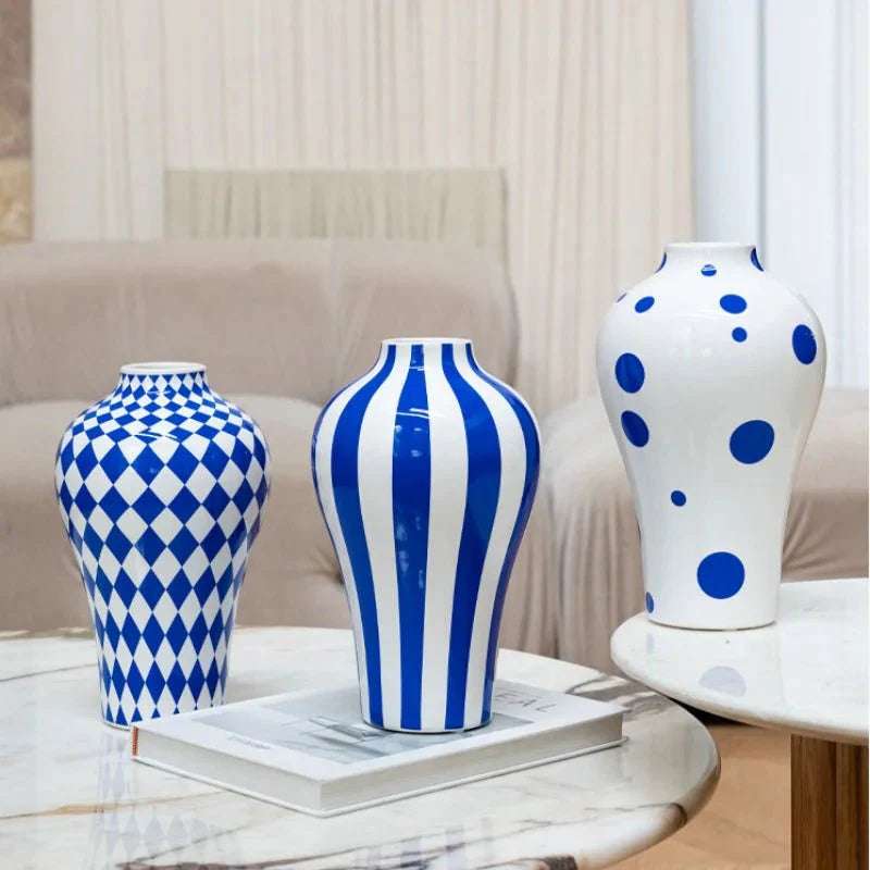 Lebhafte blaue geometrische Keramikvase